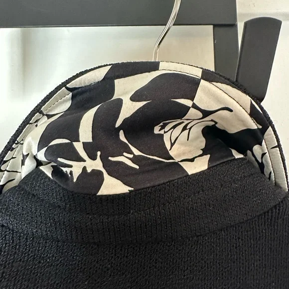 VINTAGE ST. JOHN Black Knit Crepe Boucle Blazer with gold pearl buttons - Picture 4 of 5